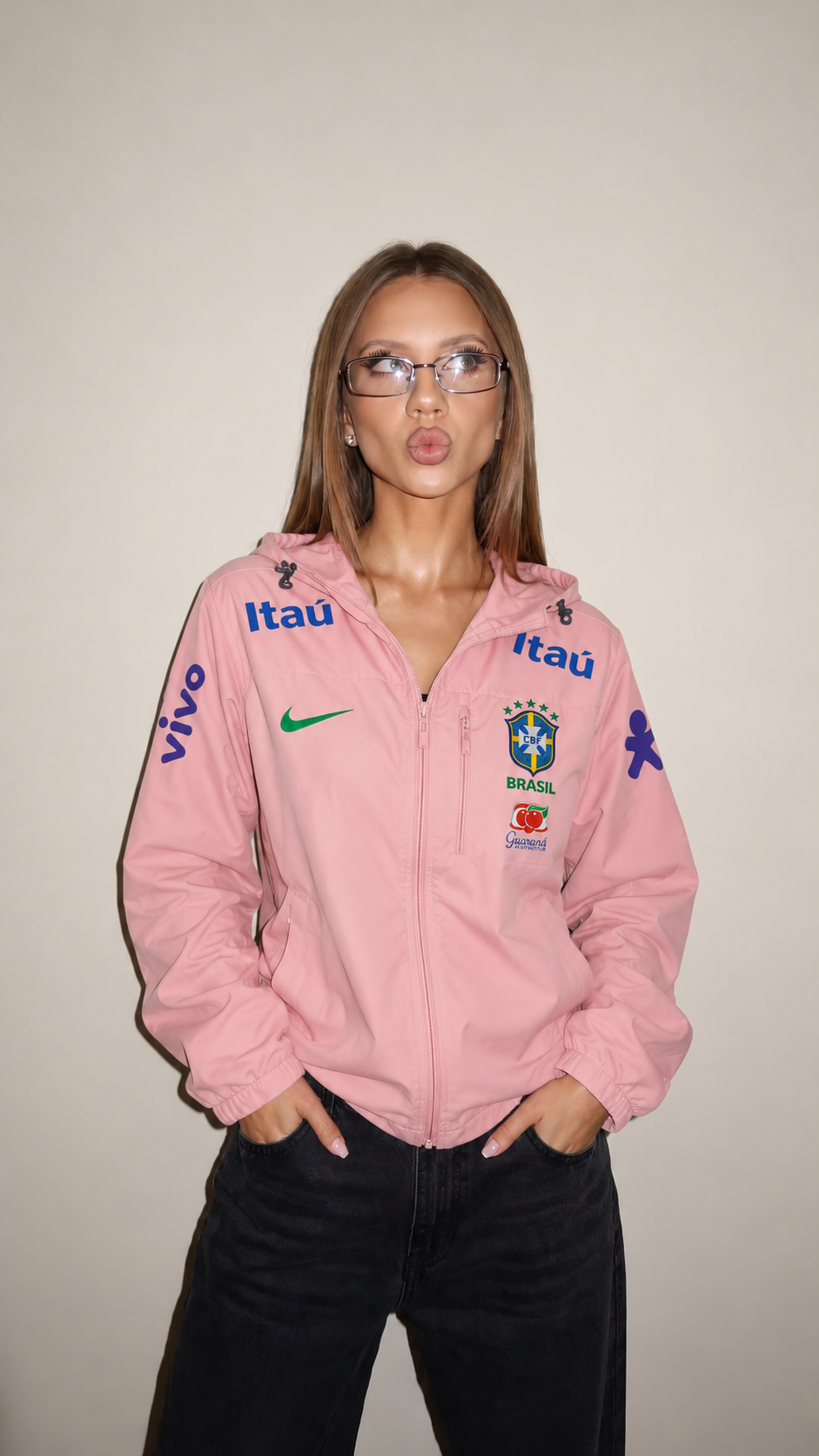 Coupe-vent rose du Brésil porté